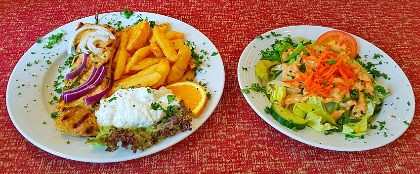 Griechisches Restaurant Athen in Magdeburg - 702.  Suflaki (Fleischspieß)  mit Pommes Frites, Zaziki und frischem Salat     6,20 €