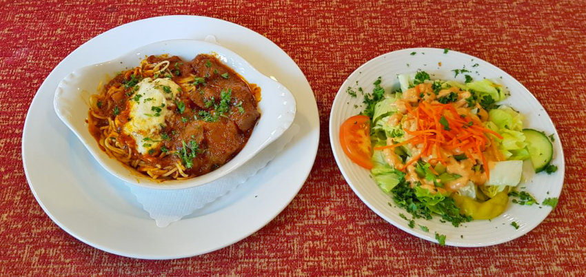 Griechisches Restaurant Athen in Magdeburg - 710.  Lammfleisch mit Spaghetti in Tomatensauce und frischem Salat     7,20 €