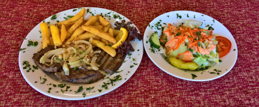 Griechisches Restaurant Athen in Magdeburg - 713.  Leber vom Grill mit Röstzwiebeln, Pommes Frites und frischem Salat     5,80 €